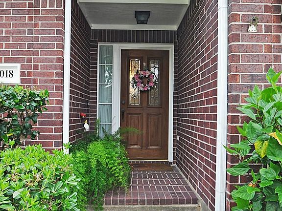 COVERED FRONT PORCH!