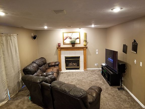 4th image of 2555 Desert Dr