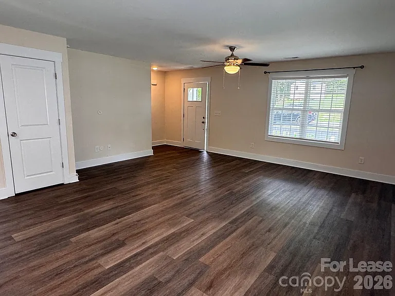 516 Beacon St — Photo 2