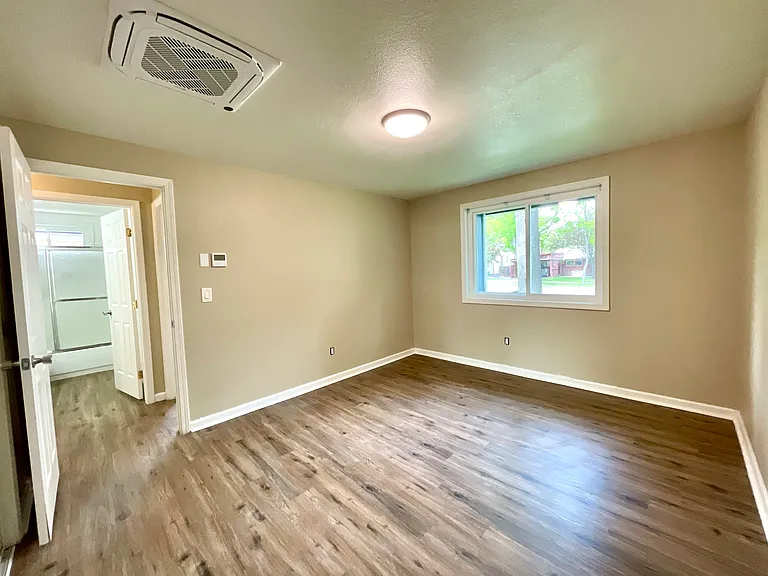 1409 E State St — Photo 10
