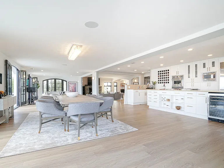 13211 Mulholland Dr — Photo 24