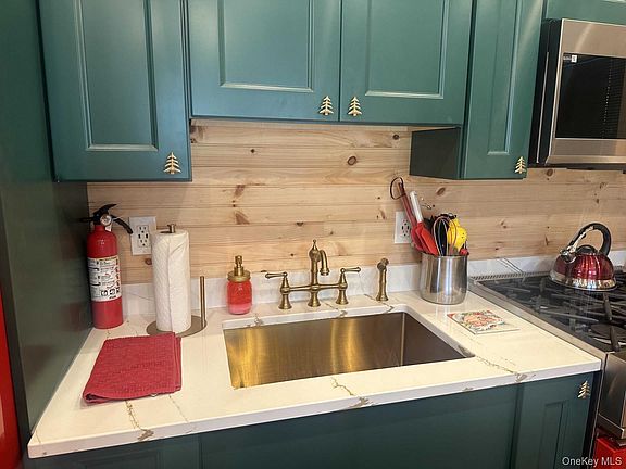 3rd image of 989 Chiloway Road