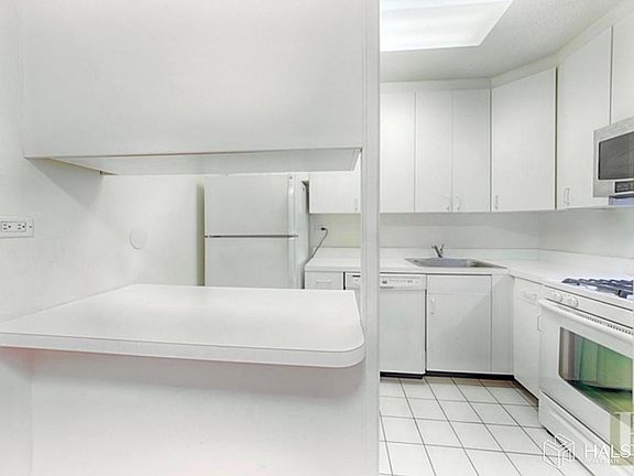 4th image of 300 E 40th St APT 23V