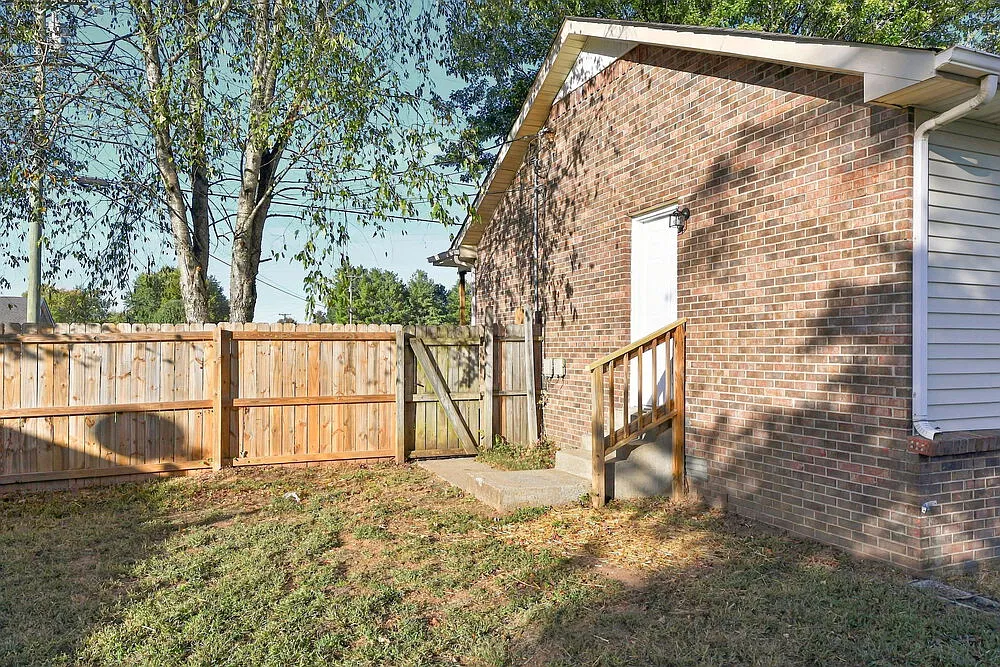 3 bed, 2.0 bath, 1215 sqft, $1,810 — Photo 3