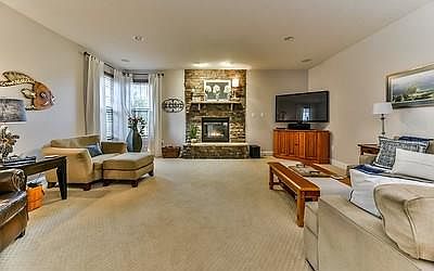 5th image of 185 Sweetwater Dr