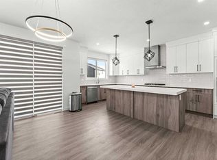 125 SW South Shore Vw, Chestermere, AB T1X0B4