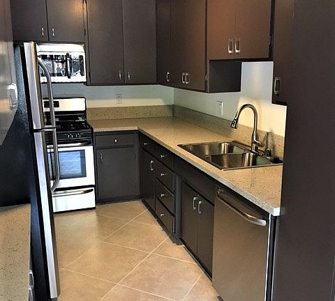 5th image of 1627 Camden Ave APT 109