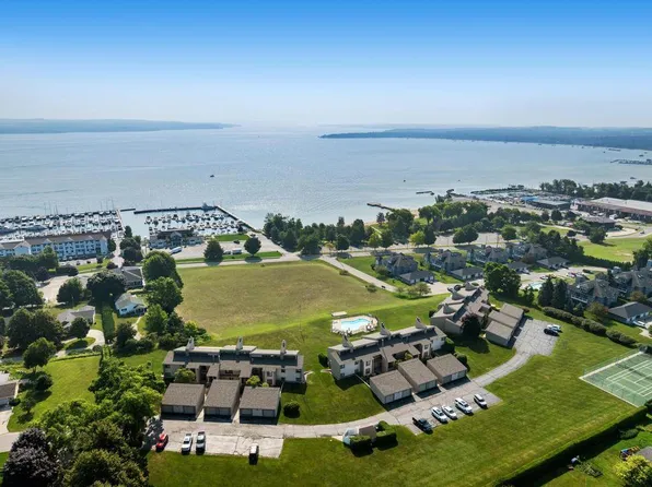 1004 Marina Bluff Dr, Charlevoix, MI 49720