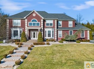 7 Canterbury Way, Farmingdale, NJ 07727