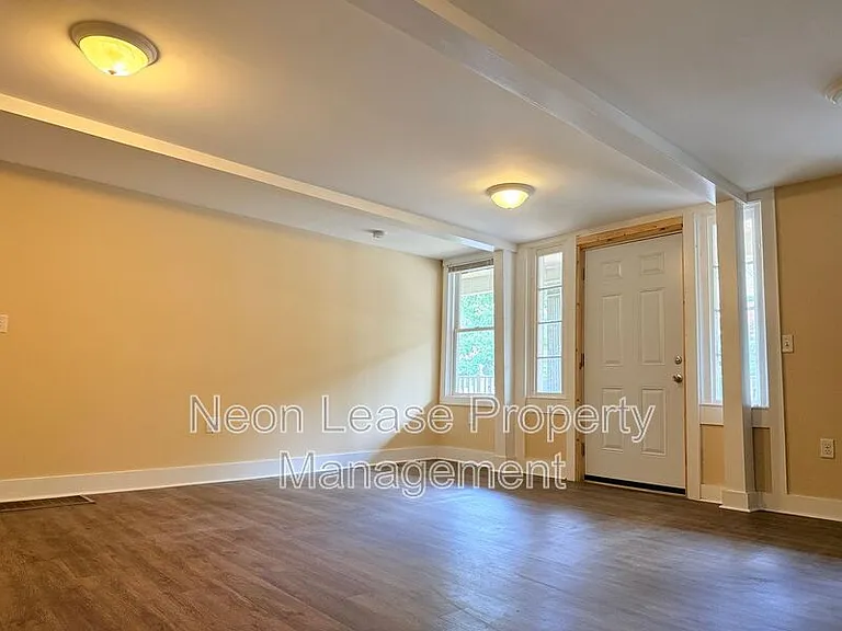 107 NW Front St — Photo 4
