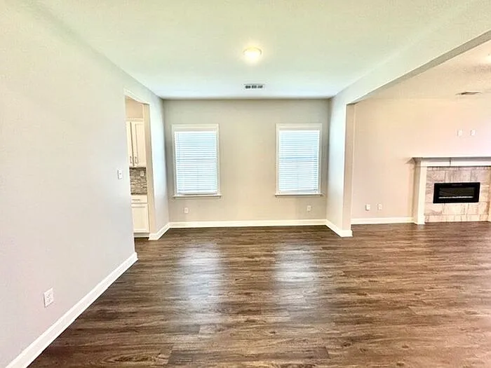 4 bed, 2.5 bath, 2258 sqft, $1,865 — Photo 4