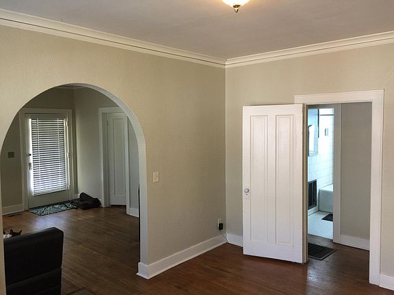 3rd image of 808 S Knoxville Ave