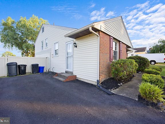 3rd image of 206 Donnelly Ave