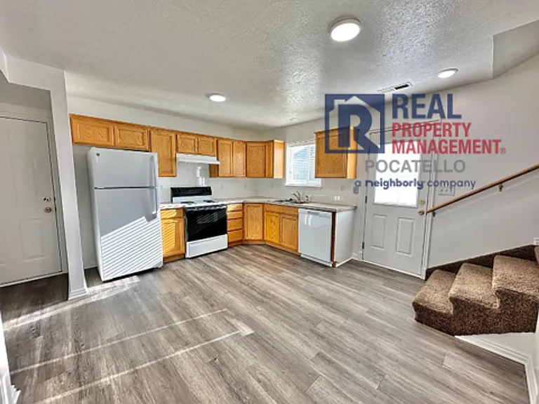 1596 Dustin Cir #C — Photo 4
