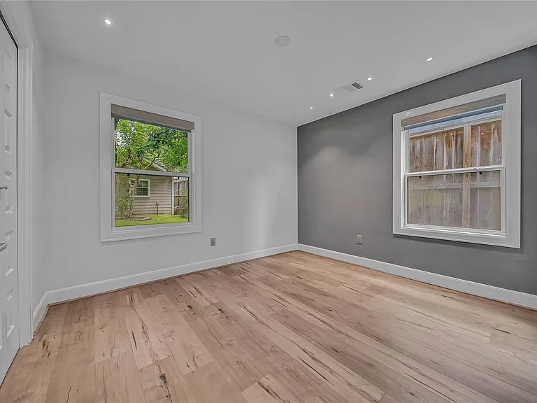 2206 Saxon Dr — Photo 35