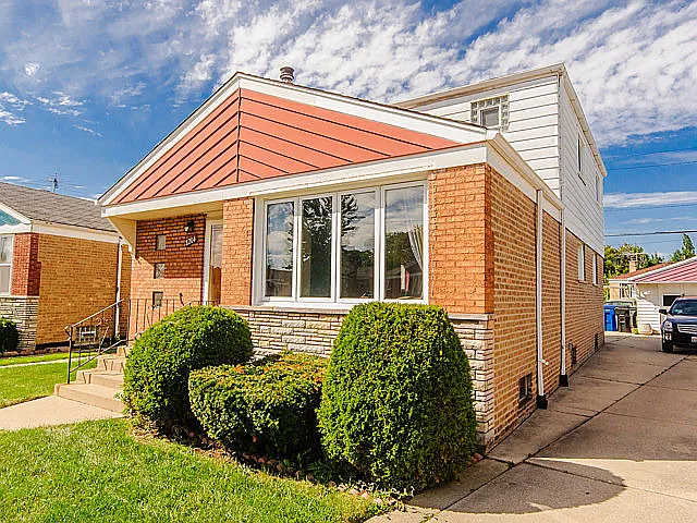 8204 S Tripp Ave photo 1