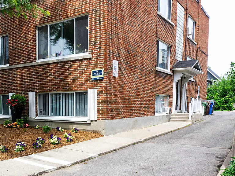 19 Strathcona Ave — Photo 8