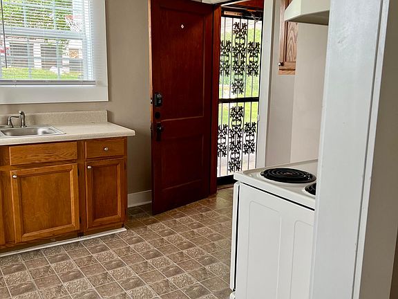 Looking back toward kitchen door.