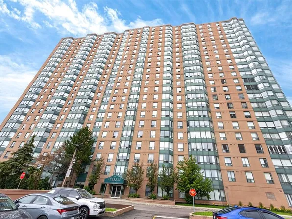135 Hillcrest Ave #2009, Mississauga, ON L5B 4B1