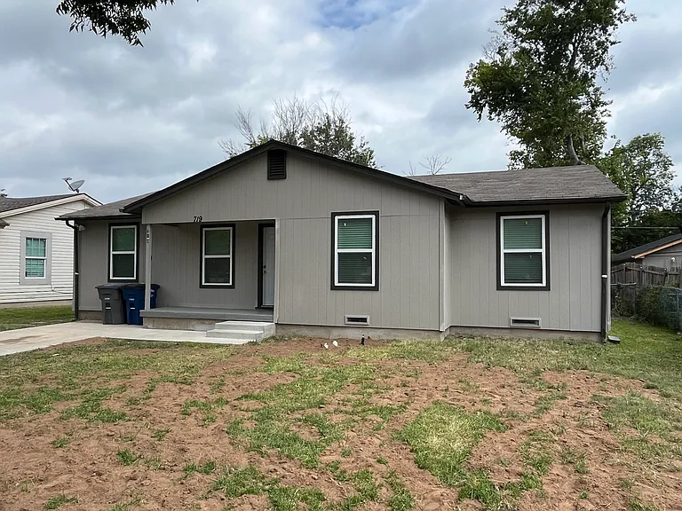 719 Fairwood Dr — Photo 2