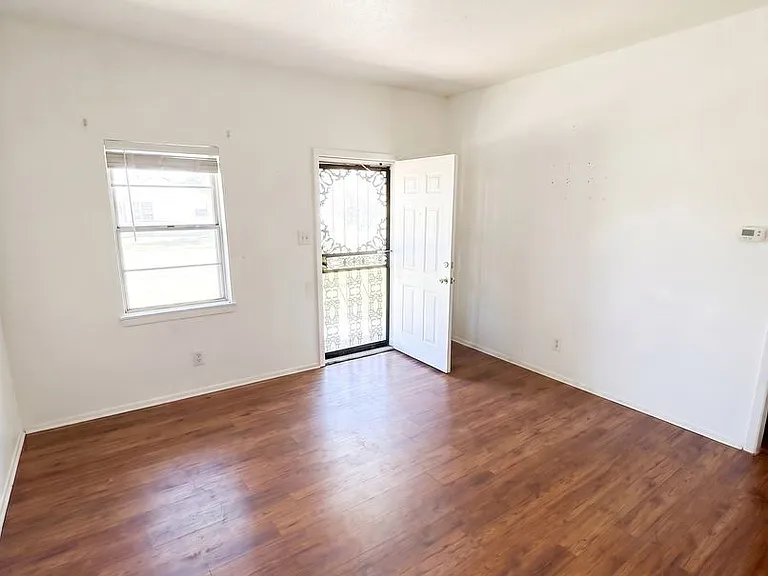 1263 Empire Ave — Photo 12