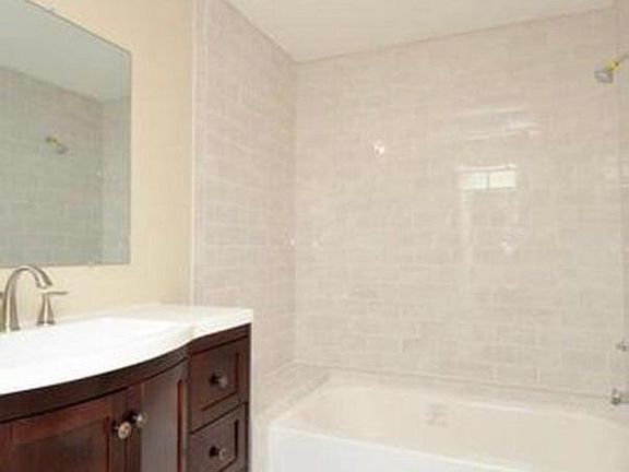 2nd image of 100 Grosvenor Ln APT 2