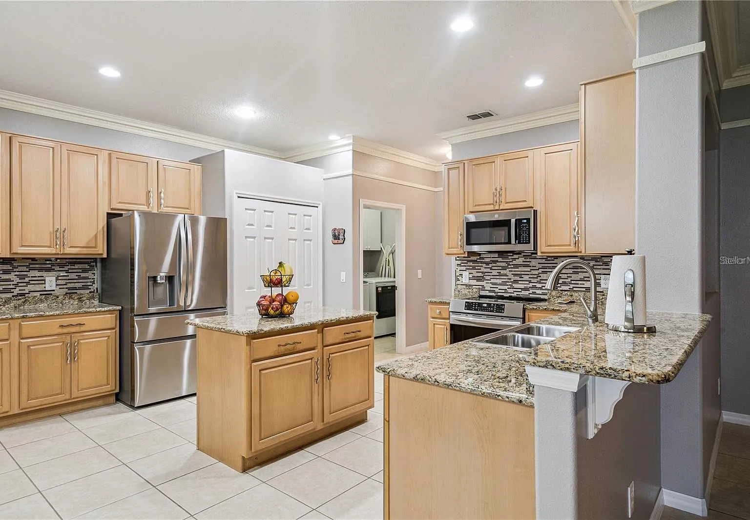 4 bed, 3.0 bath, 2465 sqft, $3,000 — Photo 2