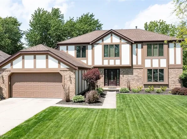 18399 Yorktown Oval, Strongsville, OH 44136