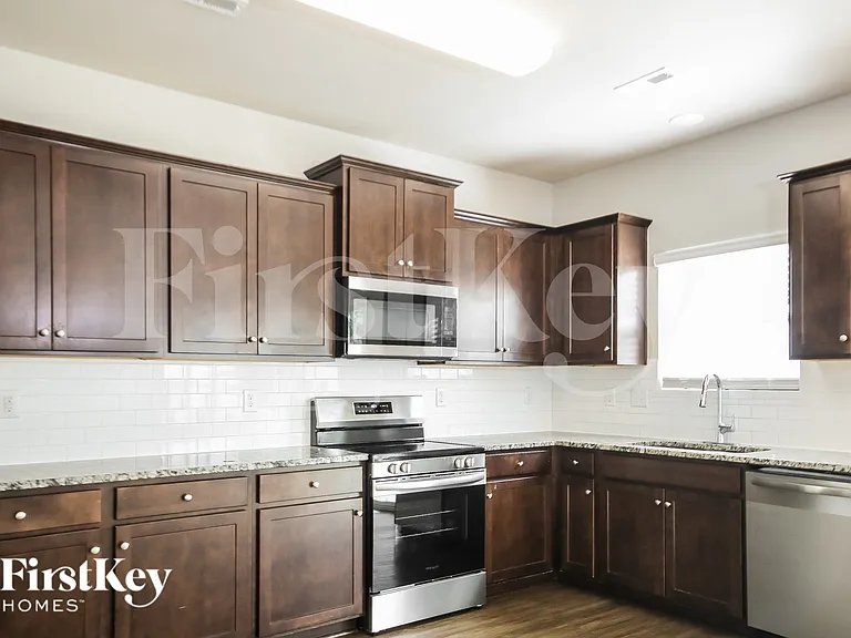 9018 Evans Woods Dr — Photo 4