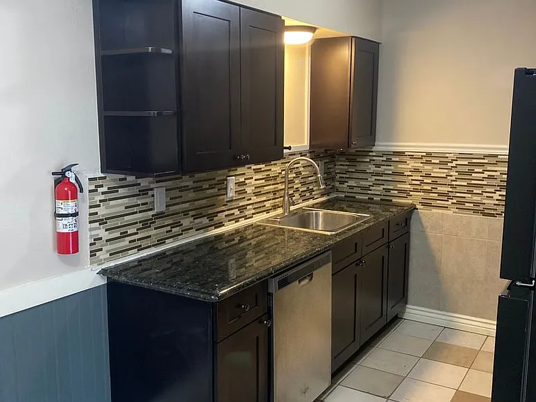 West Towne Apartments — Photo 9