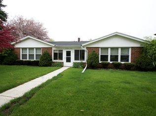 1736 Oakdale Dr, Waukesha, WI 53189