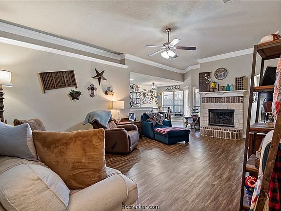 5th image of 909 Dove Landing Ave