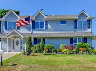 34 Greenbelt Ln, Levittown, NY 11756