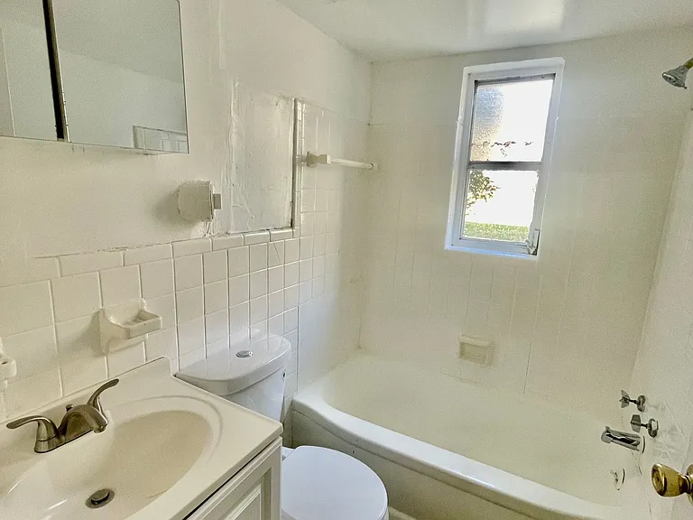 2860 Harrison Ave — Photo 5