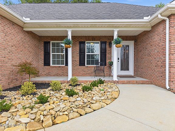 4th image of 210 Barberry Ct