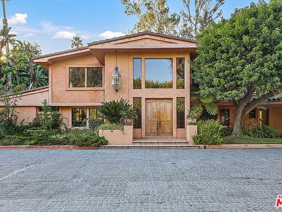 3rd image of 1013 N Beverly Dr