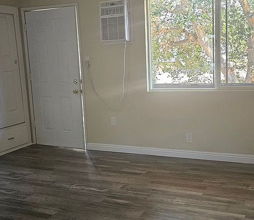 5th image of 10844 Oxnard St APT 12