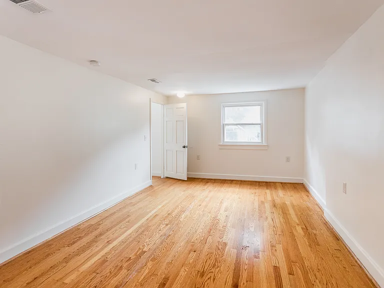 1421 Van Dyke St — Photo 15