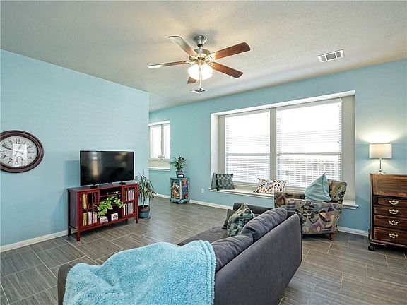 5th image of 608 Palmilla St