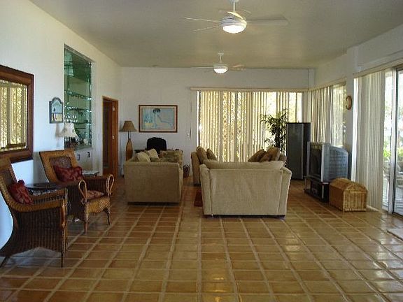 Huge living area w/wet bar