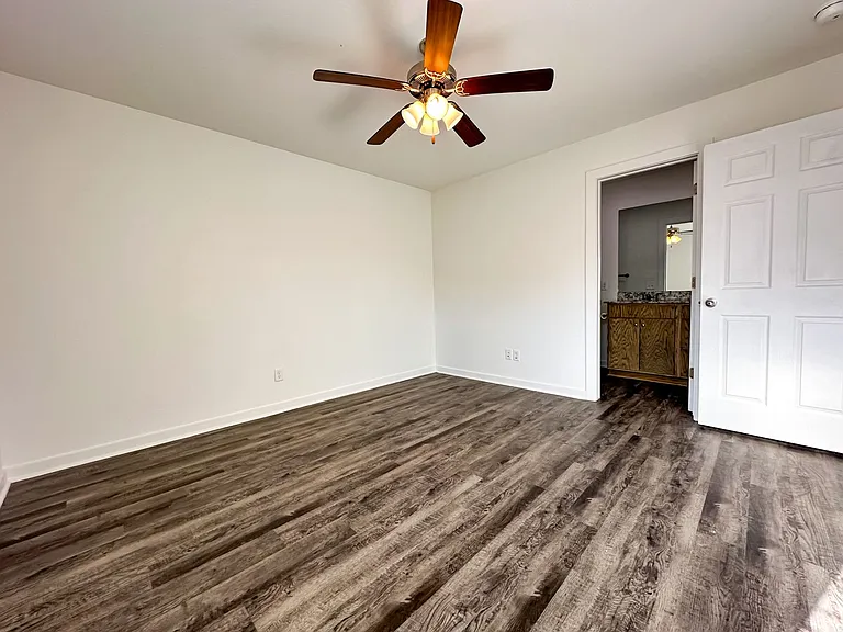 325 Westbrook Ct — Photo 13