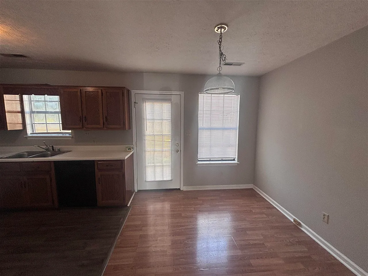 2 bed, 1234 sqft, $950 — Photo 3