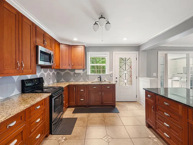 1110 Cherry Dr — Photo 2