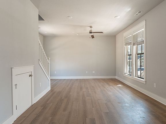 4th image of 376 E 10th St