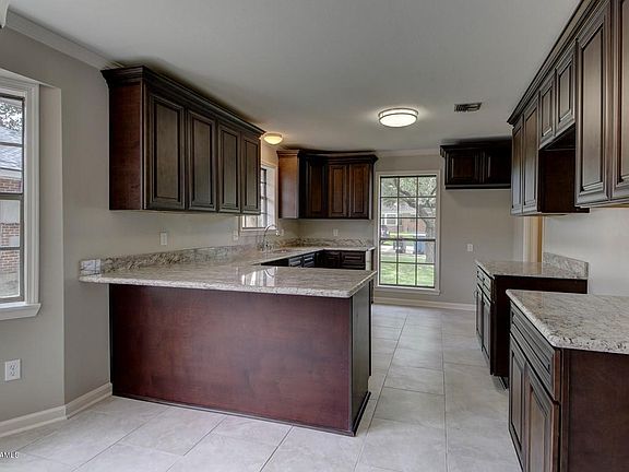 5th image of 102 W Bonaire Dr