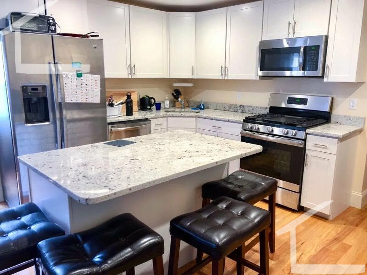 Charming 4 Bedroom-No broker Fee — Photo 1