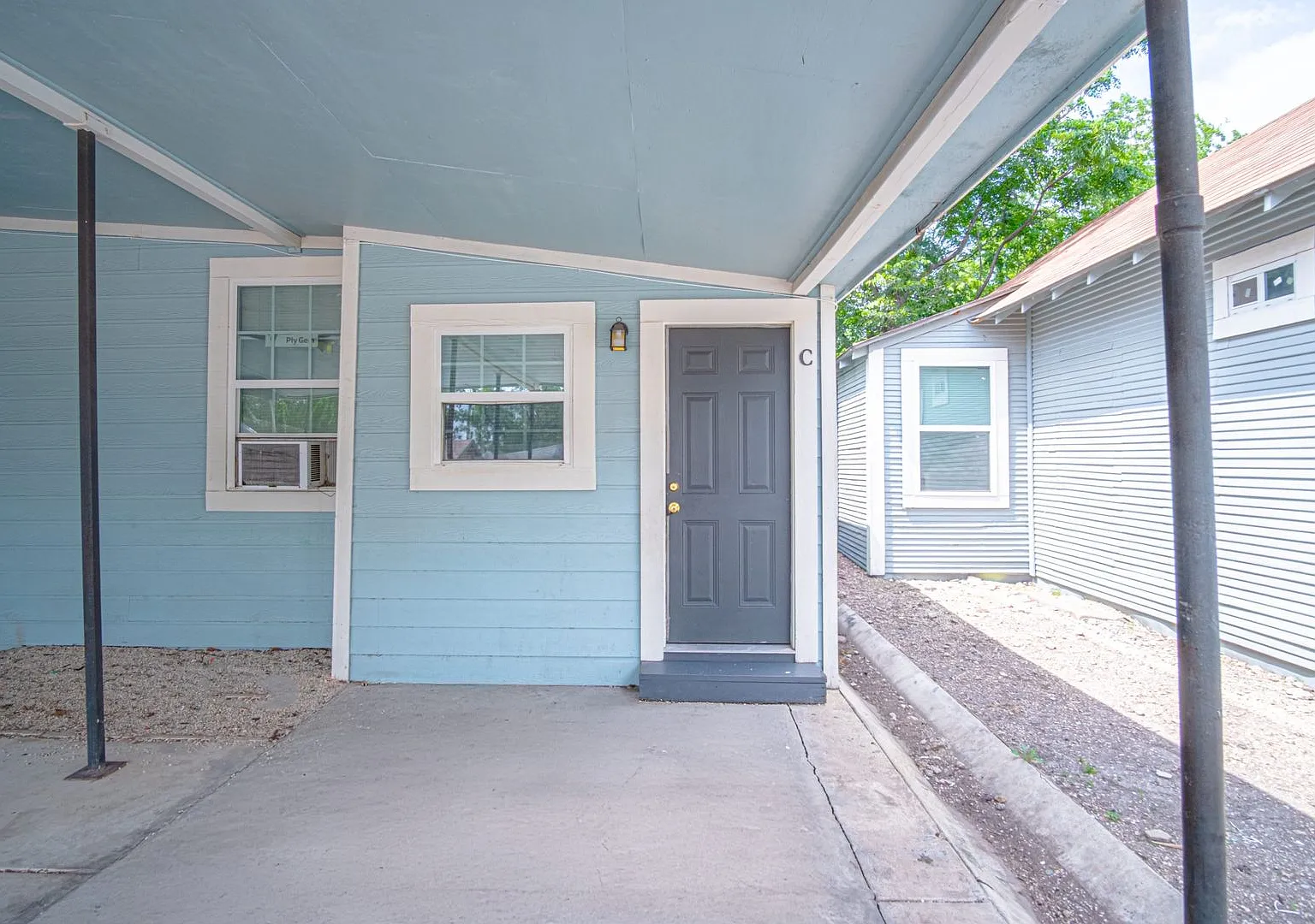 121 Douglas — Photo 4