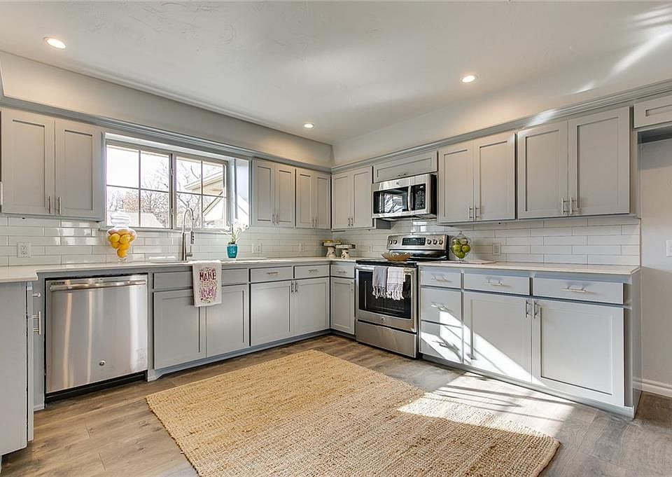 1st image of 2915 Huntleigh Dr