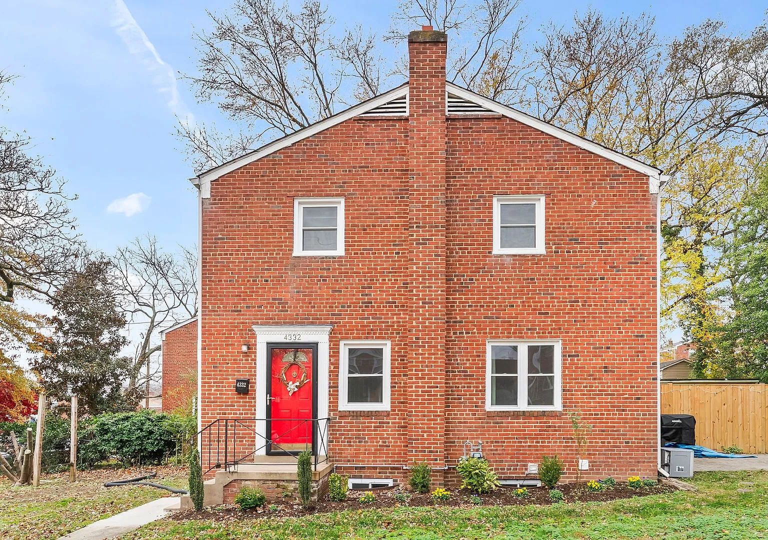 Bright 2BR/2BA Home with Private Backyard in Alexandria — Photo 1