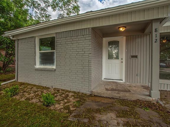 3rd image of 812 Perry Dr